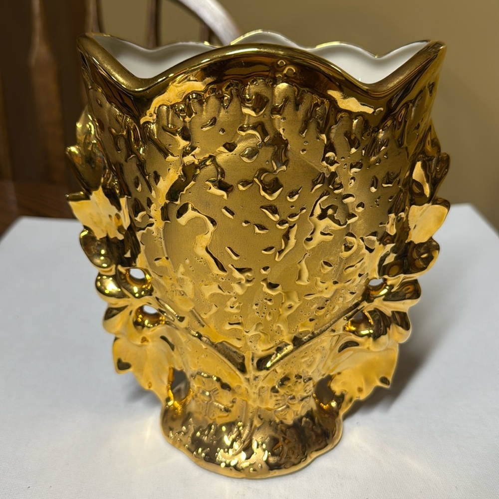 Elynor China Weeping Gold Vase 7.25 Inches tall Made in USA